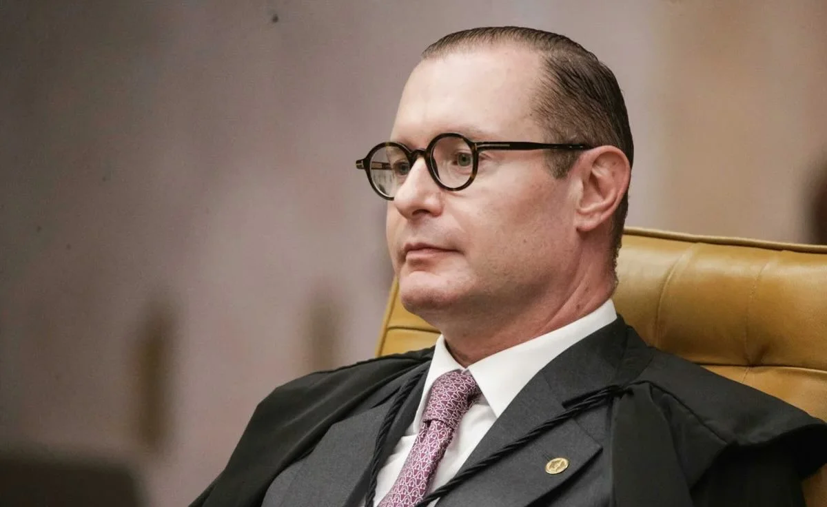 Investigação contra ministro do STJ avança com aval de Cristiano Zanin