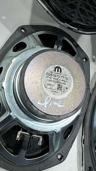 Som Harman Kardon usa alto-falantes da Mopar fabricados no Brasil (Reprodução/Quatro Rodas)