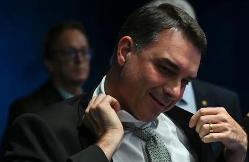 Flávio Bolsonaro e Vorcaro: PL articula defesa no Congresso