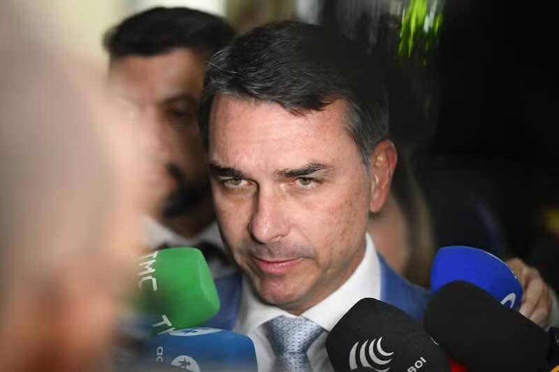 Flávio Bolsonaro visitou Vorcaro em casa após prisão do ex-banqueiro