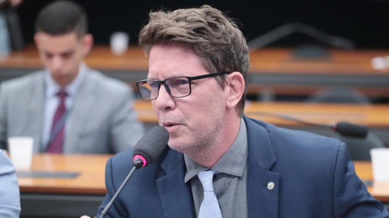 Flávio Dino cobra Câmara sobre viagem de Mário Frias ao exterior