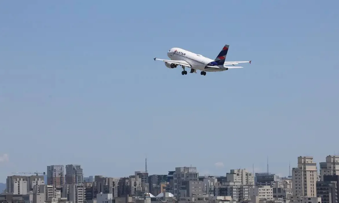 Petrobras reduz preço do combustível de aviação em 14,2%