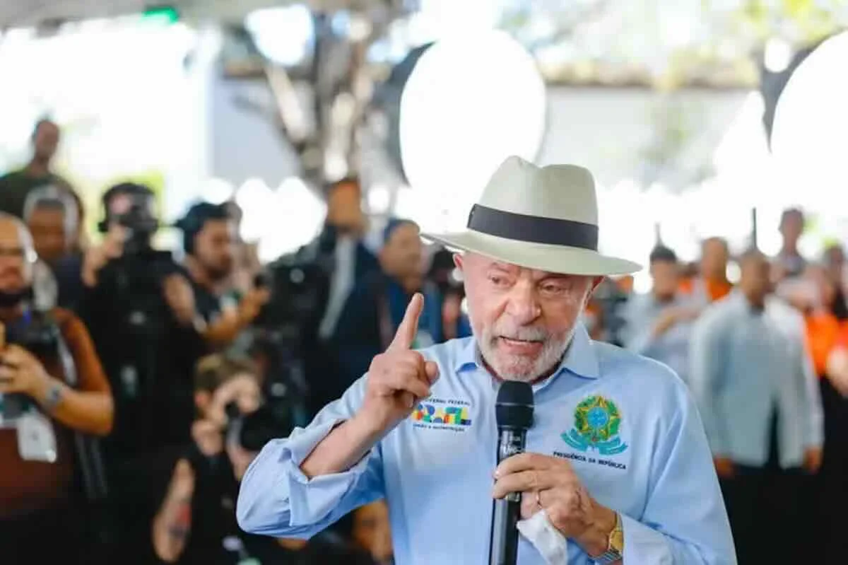 Lula culpa família Bolsonaro por tarifa de 25% proposta pelos EUA; "Esses filhos do Bolsonaro conseguem ser pior do que ele,"