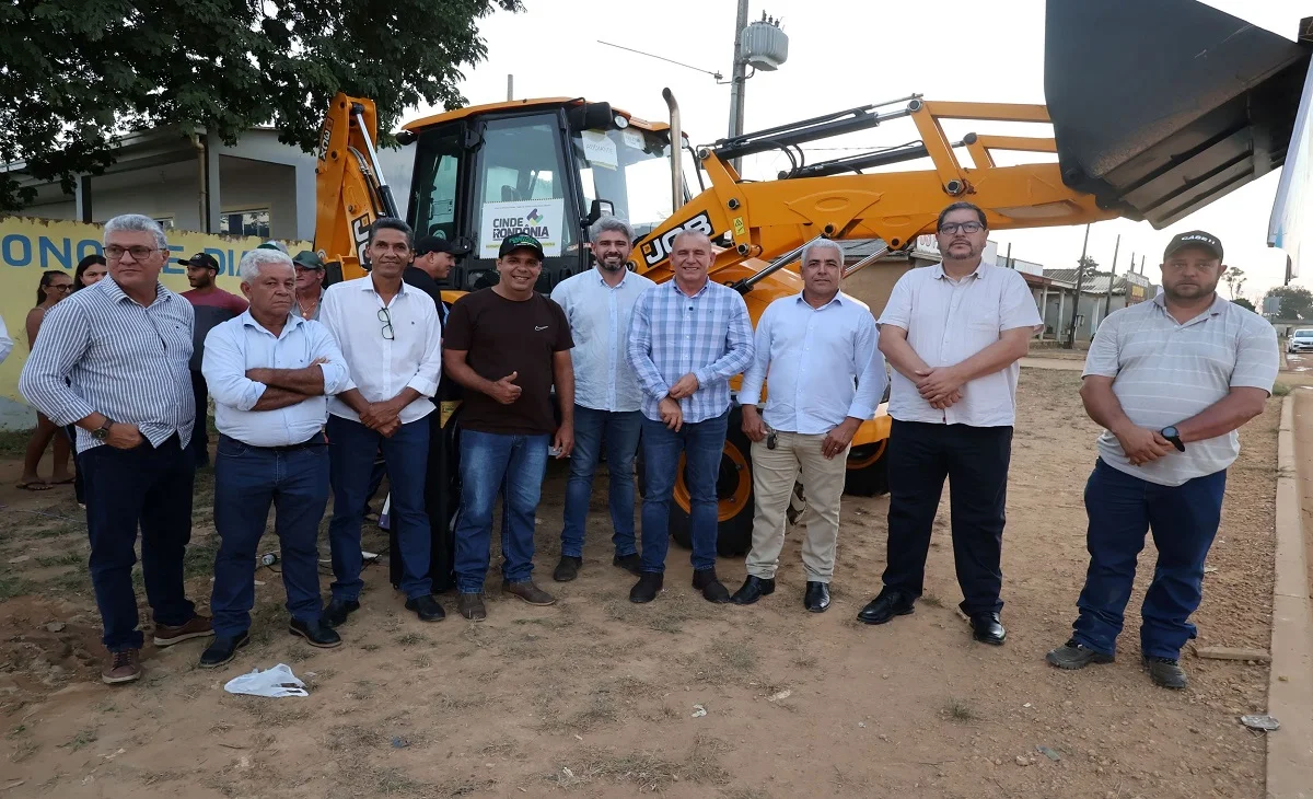 Recurso de Ezequiel Neiva assegura retroescavadeira para o distrito de Estrela Azul, em Machadinho do Oeste