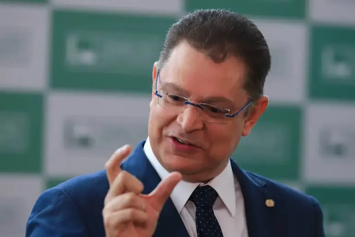 Dino autorizou operação da PF e apontou saques de até R$ 15 milhões em investigação sobre Sóstenes Cavalcante