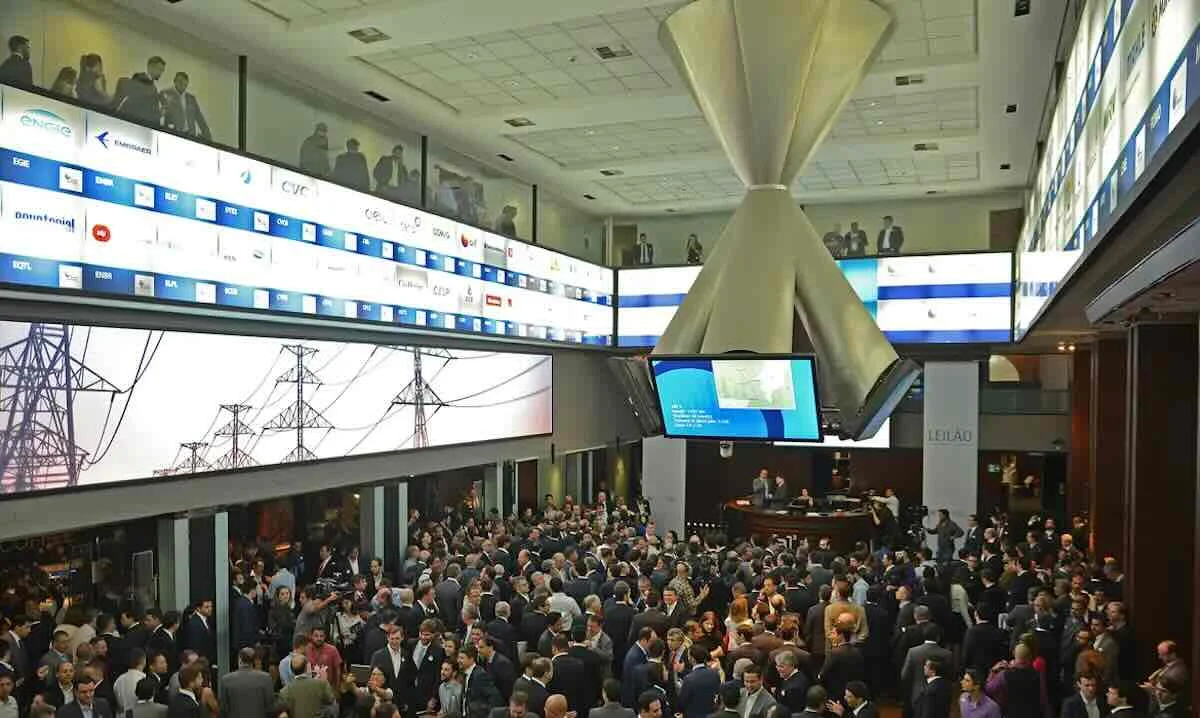 Por que a bolsa sobe e o dólar cai quando a indústria encolhe no Brasil?