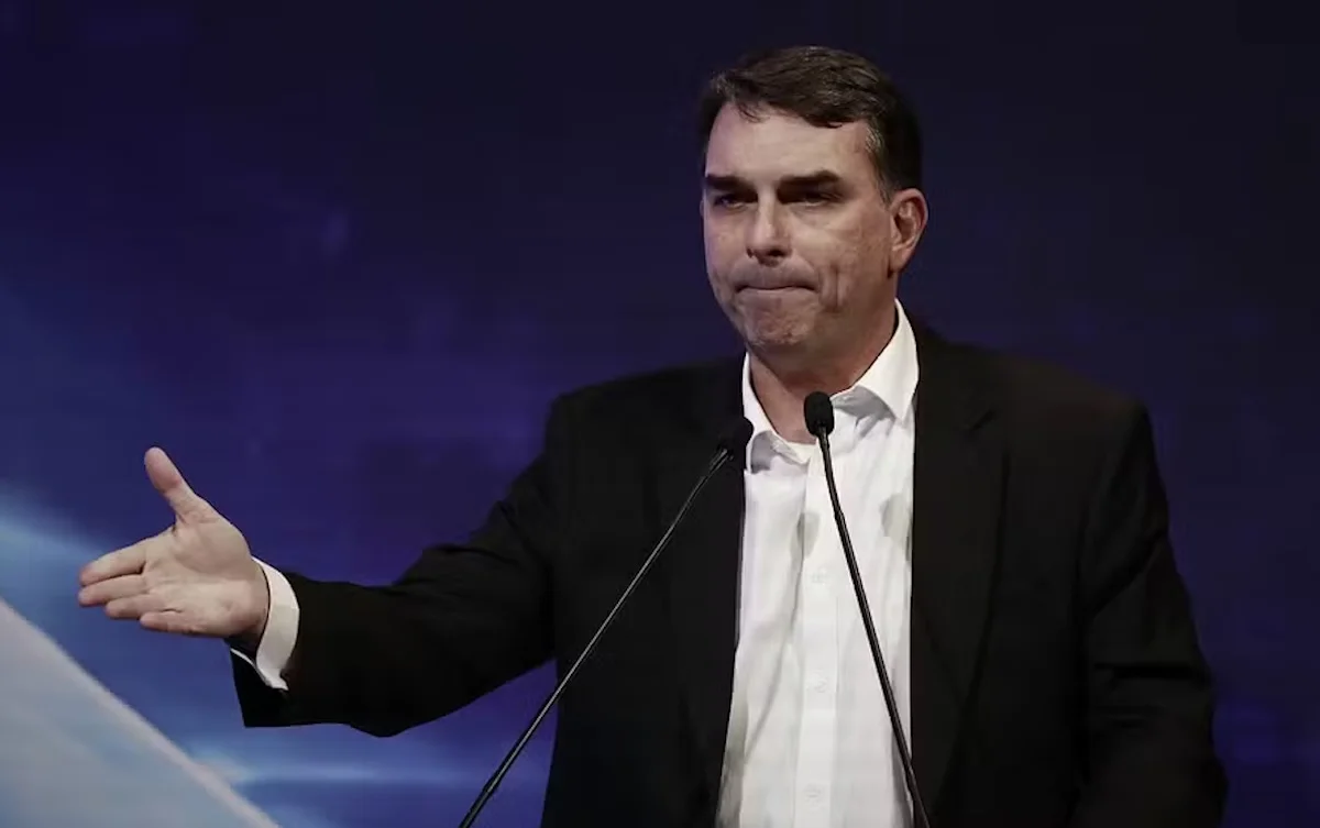 Notas fiscais de Flávio Bolsonaro ligam escritório a empresas do Banco Master