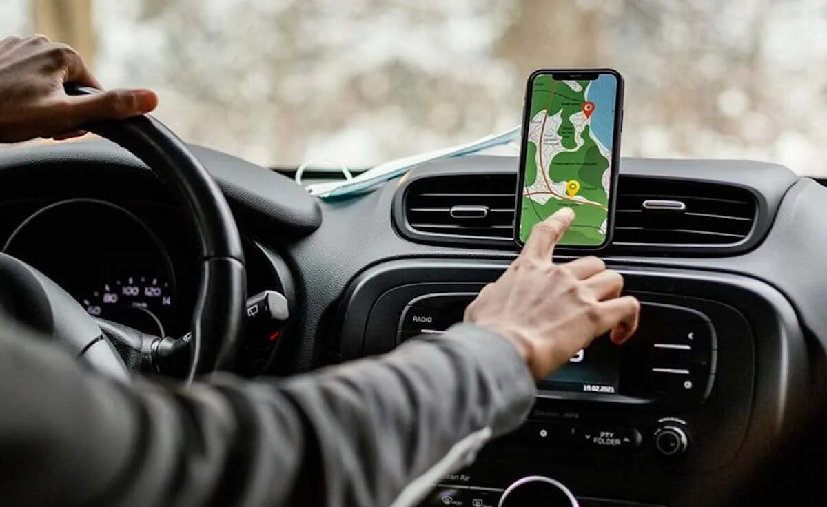 TSE proíbe propaganda carros de aplicativo e multa candidato
