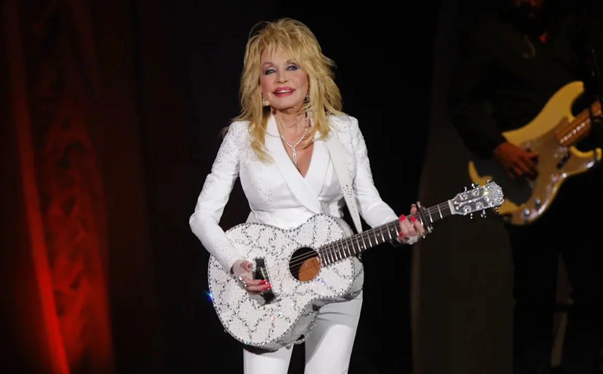 Dolly Parton morre aos 80 anos e deixa legado musical e trabalho social de 200 milhões de livros