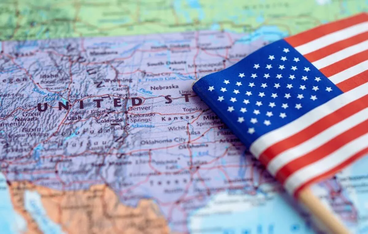 Governo Trump pausa entrevistas de vistos de imigrantes: o que muda para brasileiros