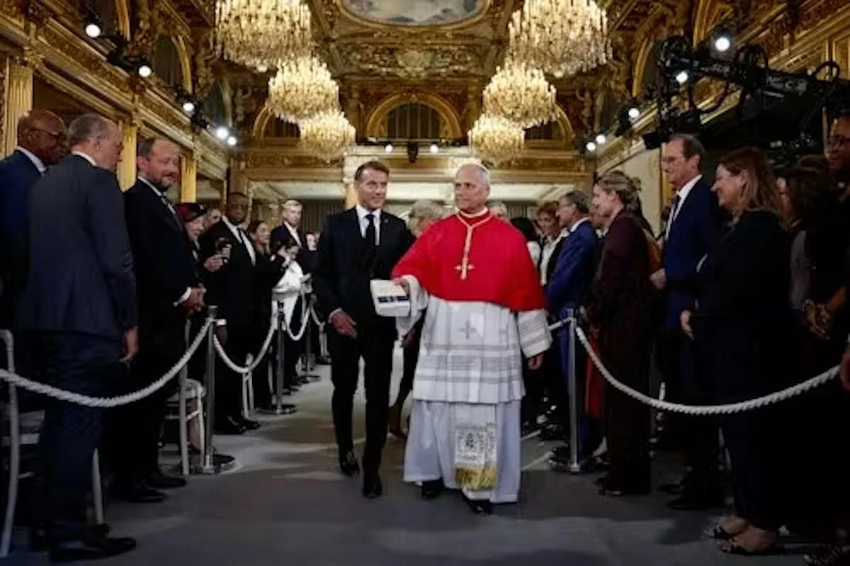 Papa Leão XIV chega à França e critica "morte programada" e IA