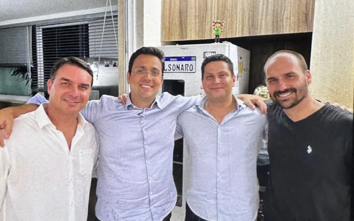 PlatôBR publica mensagens sobre Flávio, Rolex e ministro do STF