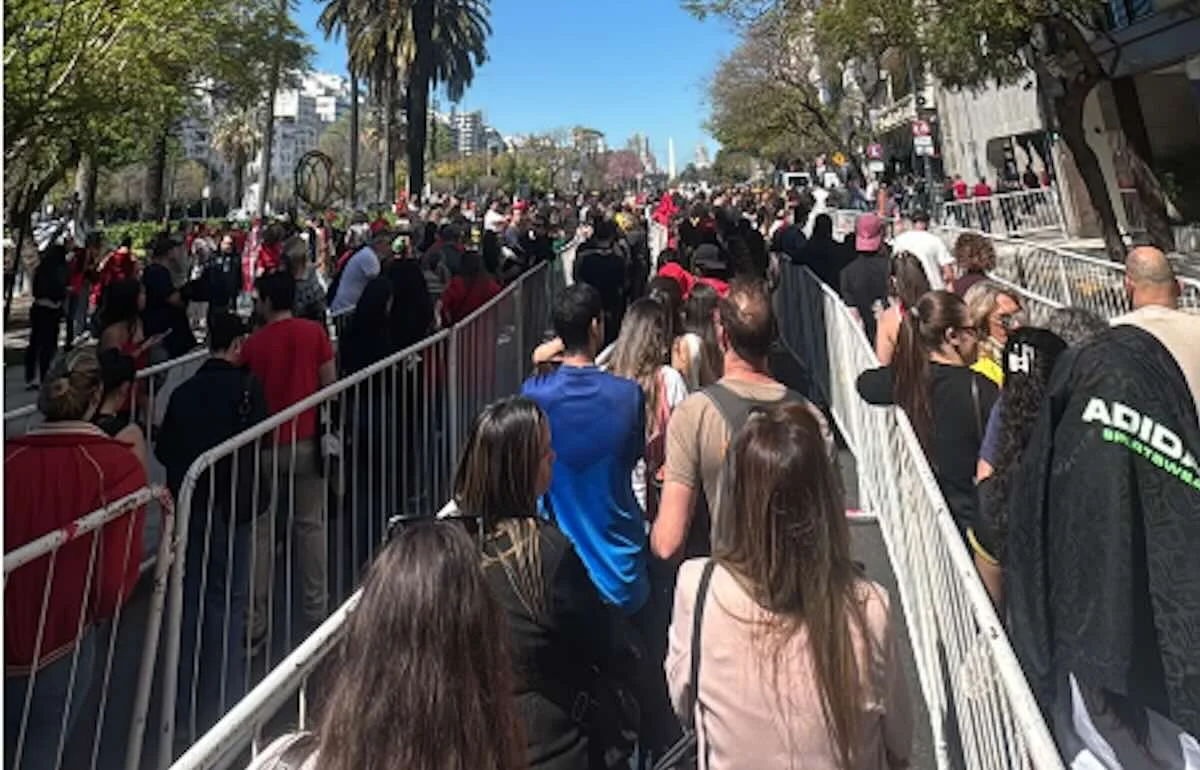 Brasileiros enfrentam fila longa para votar na Embaixada em Buenos Aires