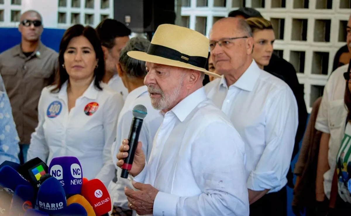 No dia da eleição, Lula promete reforma do Judiciário e defende seu governo