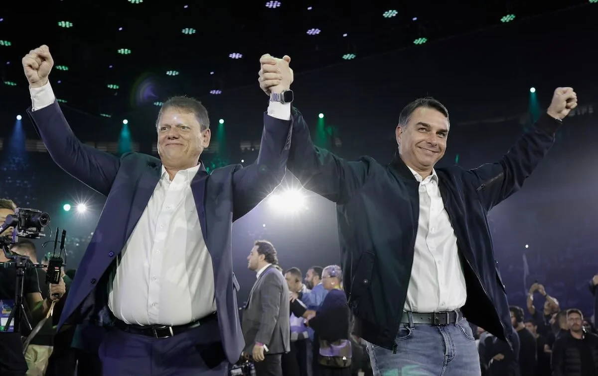 Flávio Bolsonaro busca Tarcísio e o Nordeste; Lula promete "mudar tudo" no 2º turno