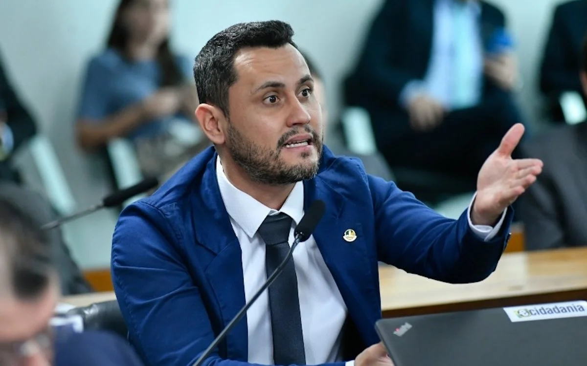 Cleitinho pede que Flávio Bolsonaro "deixe de escutar" Rogério Marinho sobre a escala 6x1