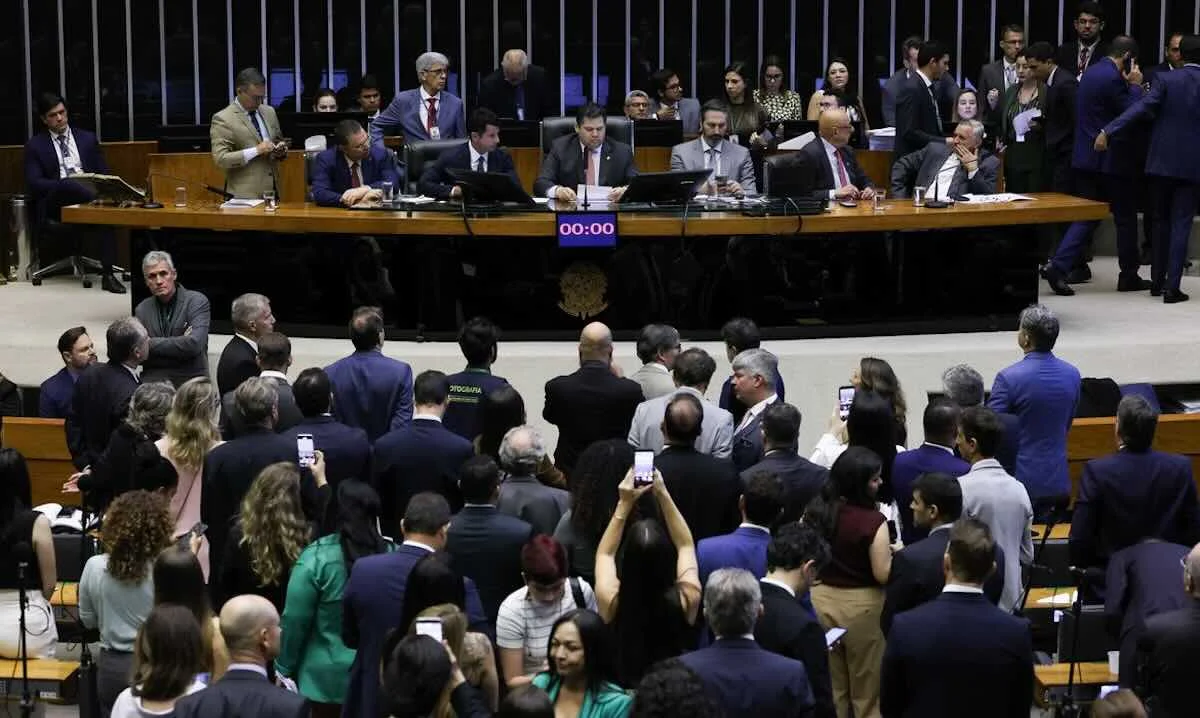 Senado vota fim da escala 6x1 e redução de jornada na quarta