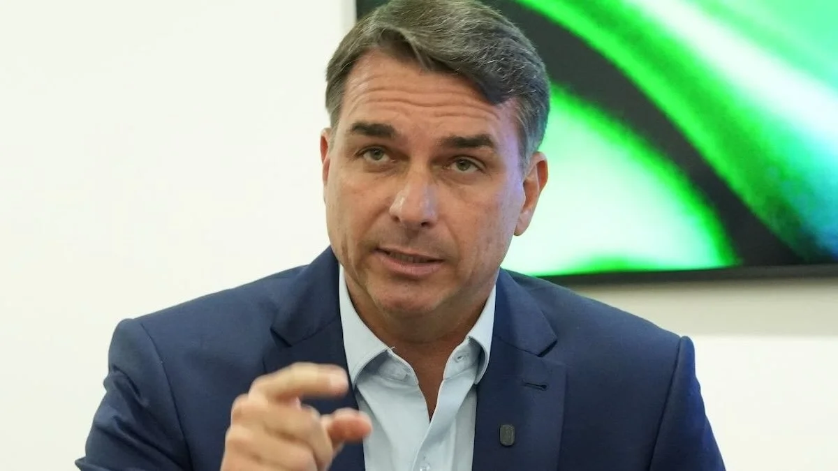 Flávio muda de posição e agora apoia fim da escala 6x1