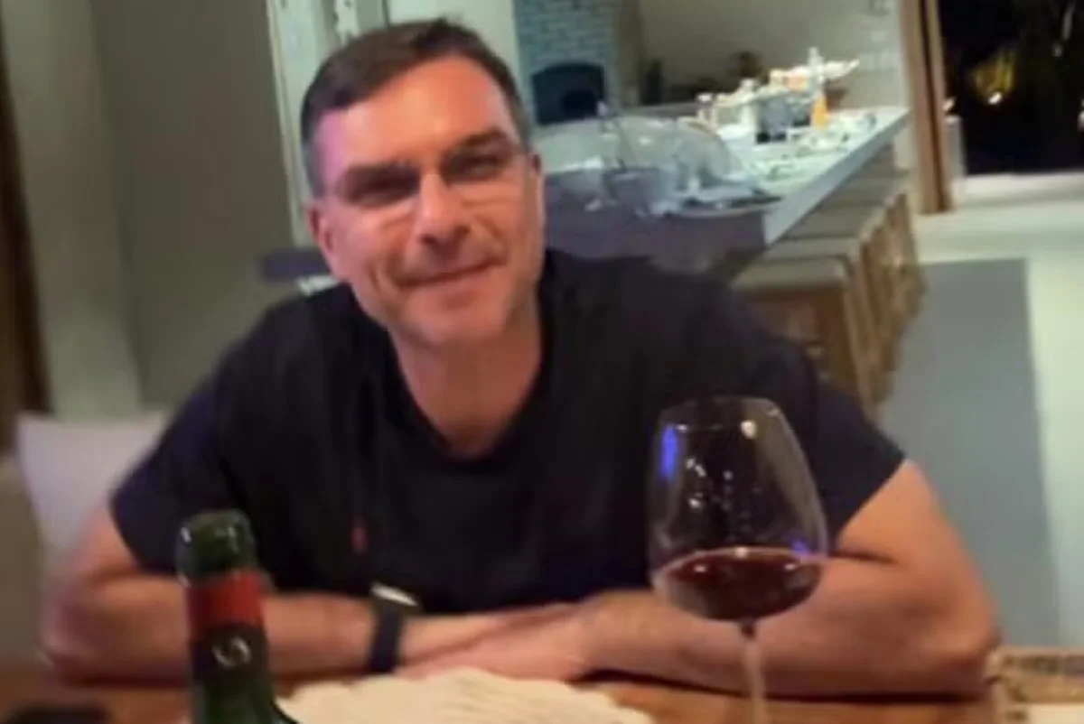 Flávio Bolsonaro era 'usuário master' em holding de investigado por fraudes no INSS