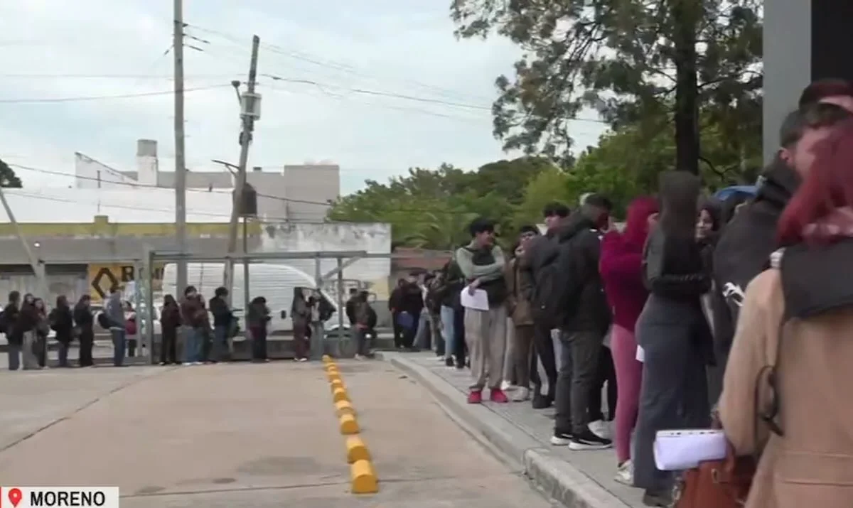 Fila por emprego vira retrato da crise no governo Milei