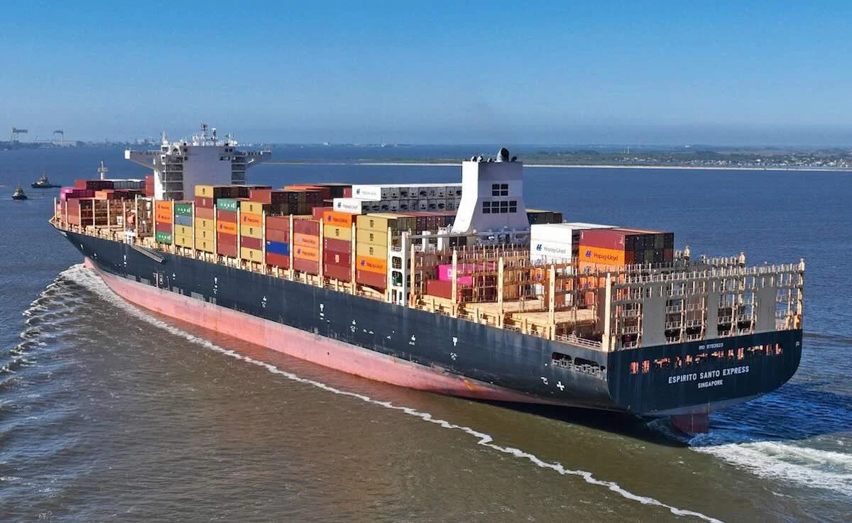 Hapag-Lloyd confirma incêndio em navio rumo a Santos; FAB envia aeronave