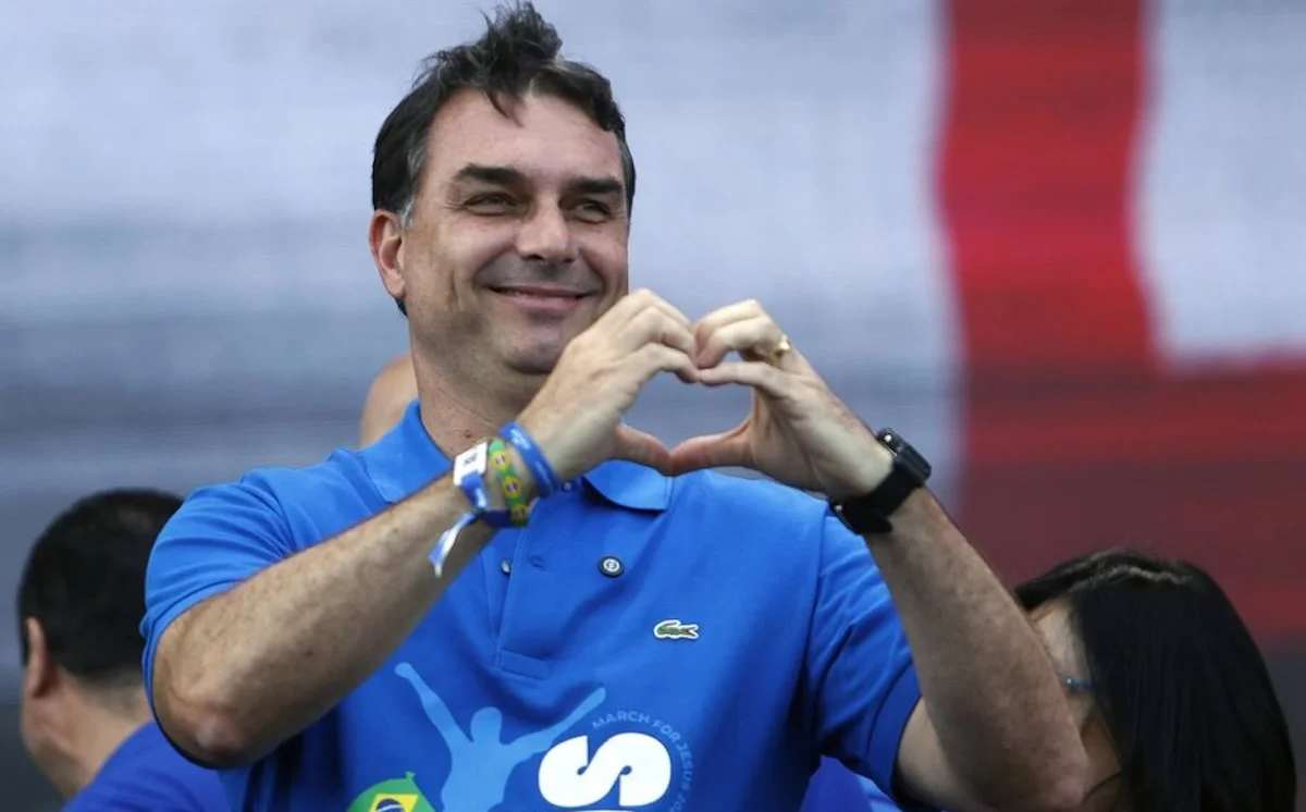 Lancha, Rolex e Covaxin: o lobby com Flávio Bolsonaro na pandemia