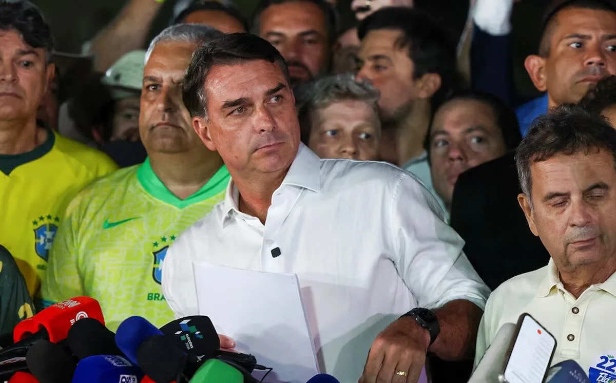 Avião é retido na Argentina sob suspeita de levar Flávio aos EUA