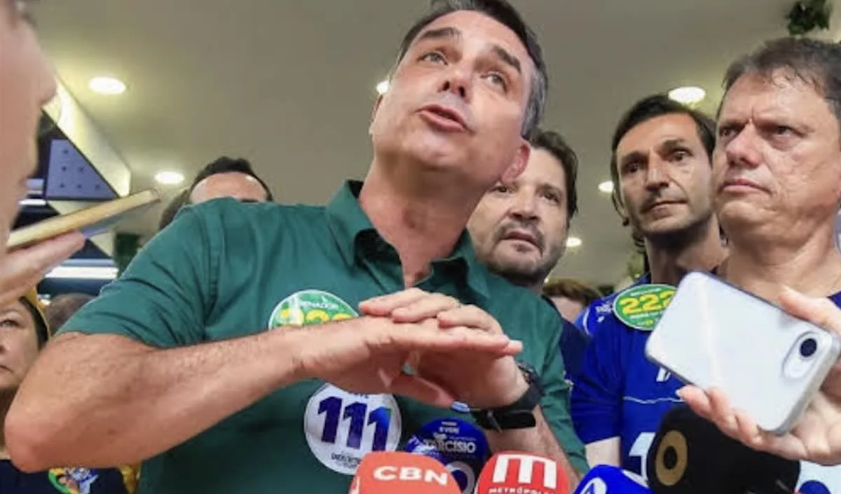 Aliados são avisados de que Flávio está em voo para os EUA, diz UOL