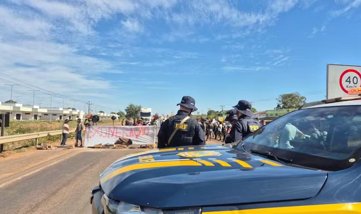 Indígenas bloqueiam BR-364 em Cacoal e escalam protesto contra DSEI