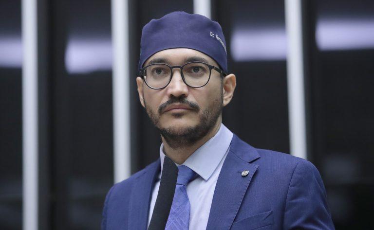 O lobby das big techs e a amnésia na saúde: as contradições do deputado Fernando Máximo rumo a 2026