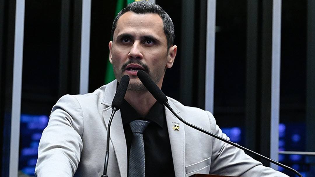 Cleitinho desiste do governo de Minas e trava palanque de Flávio