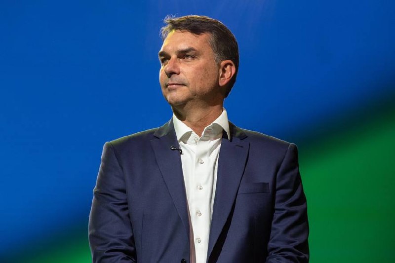 Flávio Bolsonaro estreia no Nordeste em Alagoas sem Lira, JHC e Marina Candia